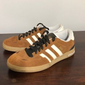 Adidas/athletic shoes